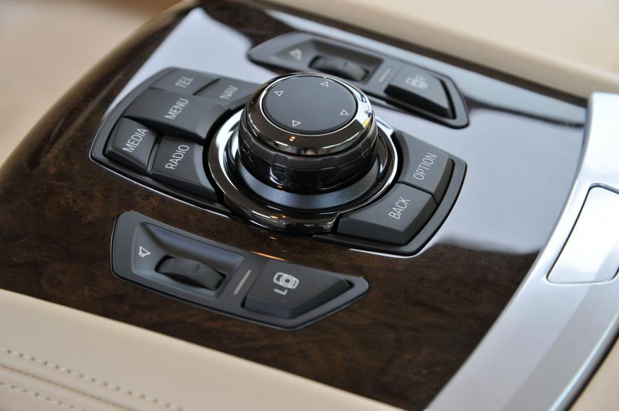  BMW 750iL 2013 года  (фото 30 из 96)
